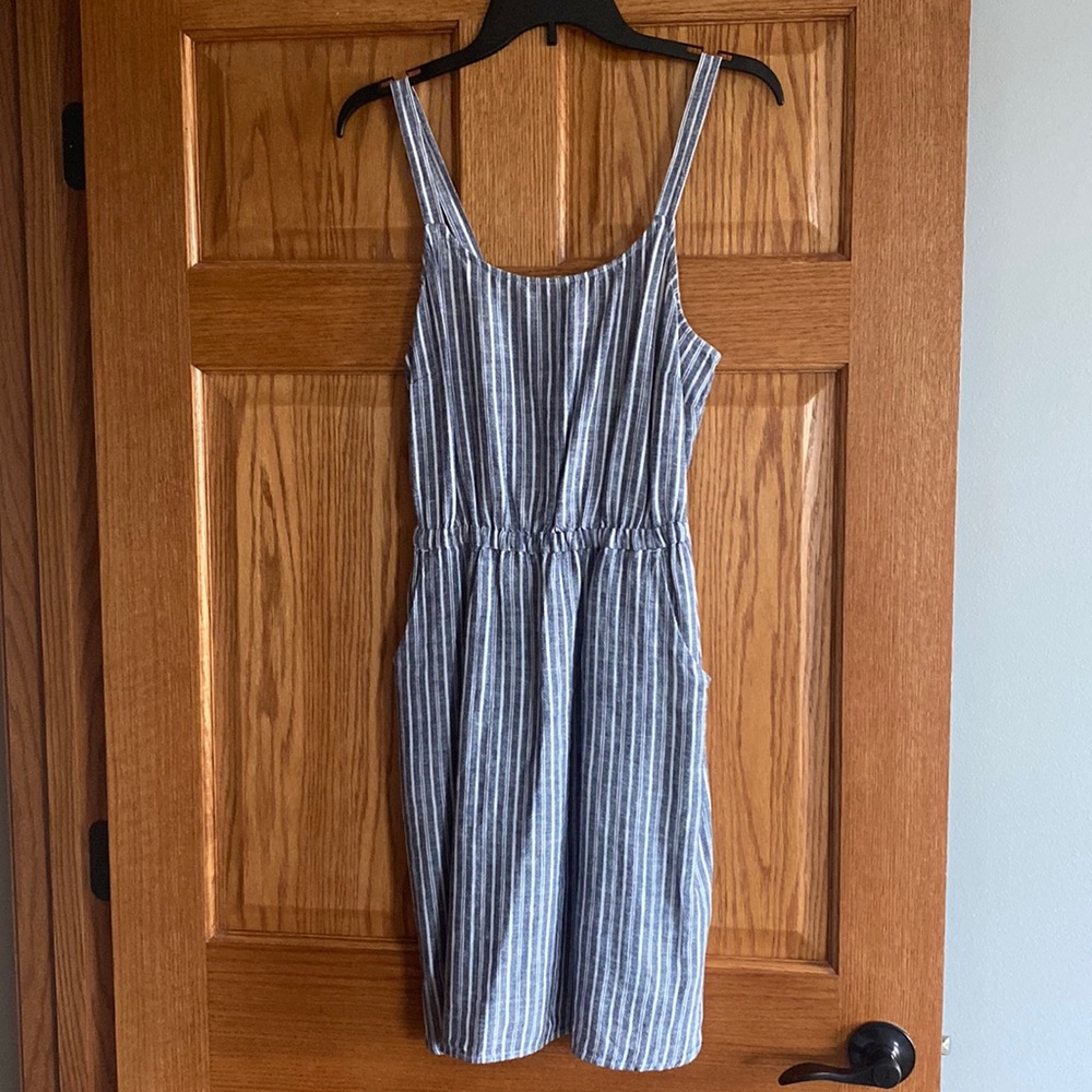 Old Navy adorable linen pin striped dress with pockets!